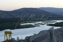 Image du Maroc Professionnelle de  Barrage Al Wahda deuxième plus grand barrage d'Afrique après Le haut barrage d'Assouan d'Egypte, but de l'ouvrage production d'électricité, irrigation et protection contre les crues, Jeudi 8 septembre 2005. (Photo / Abdeljalil Bounhar) 